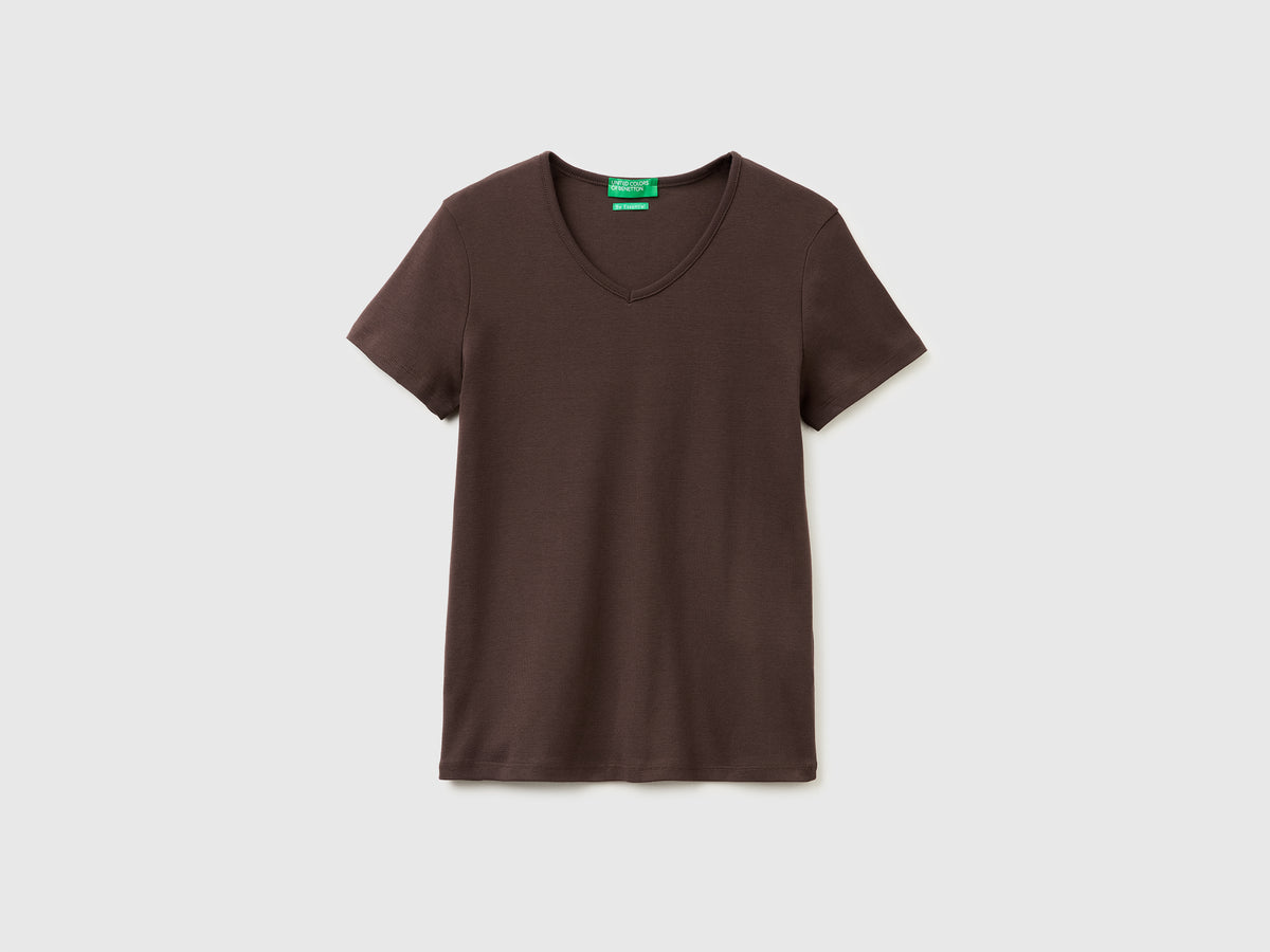 Slim fit t-shirt with V-neck - ucb_image_FS