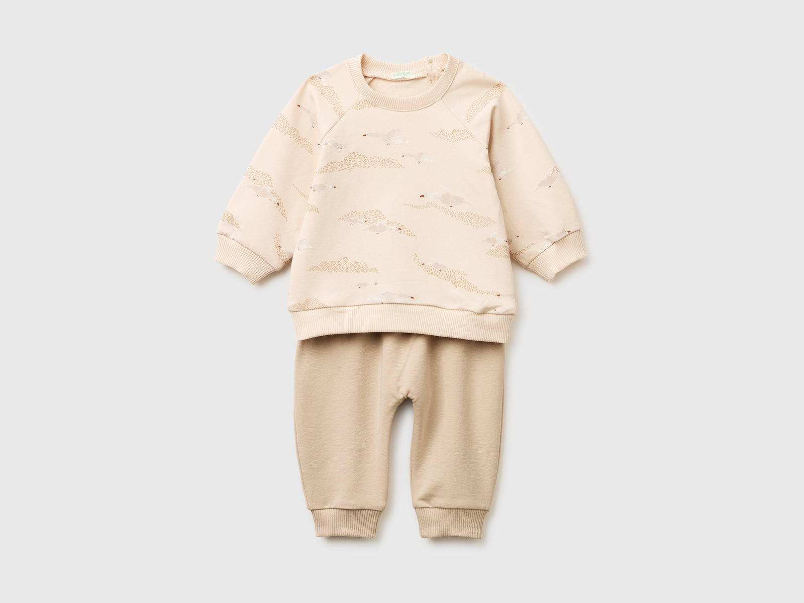 Stretch sweatshirt outfit - ucb_image_FS