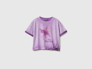 T-shirt con stampa e nodo