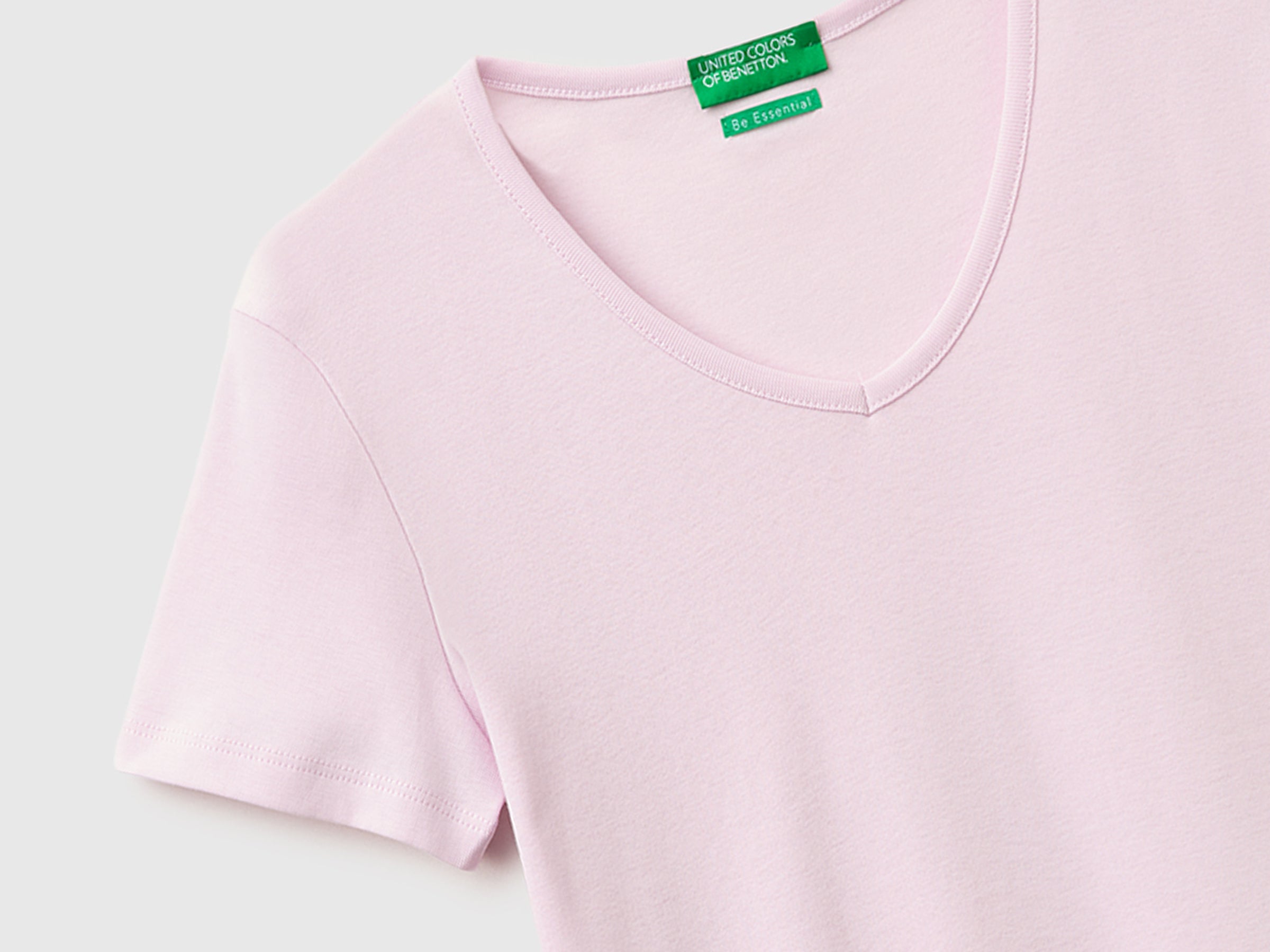 Slim fit t-shirt with V-neck - ucb_image_DS1