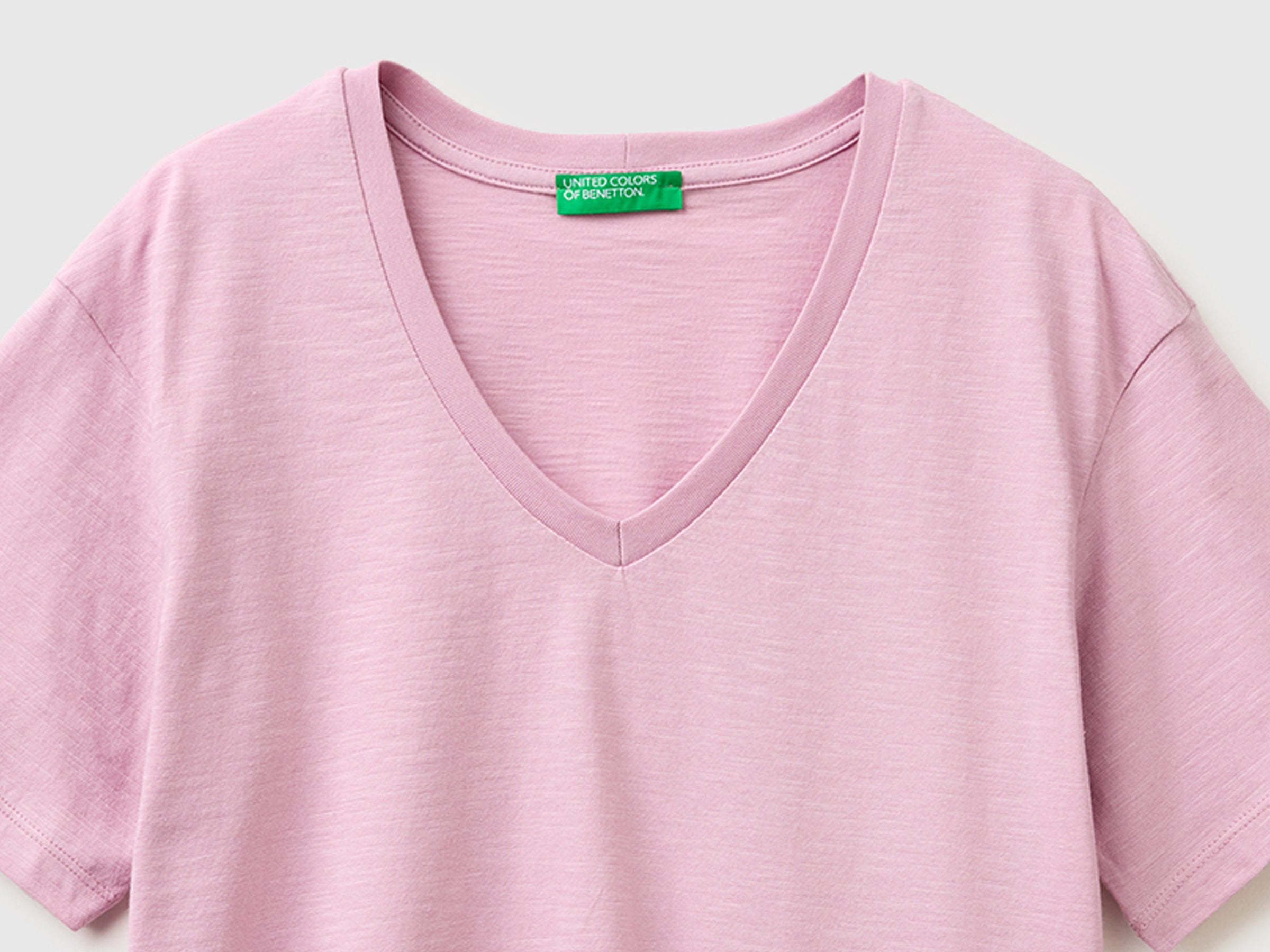 V-neck t-shirt in lightweight cotton - ucb_image_DS1