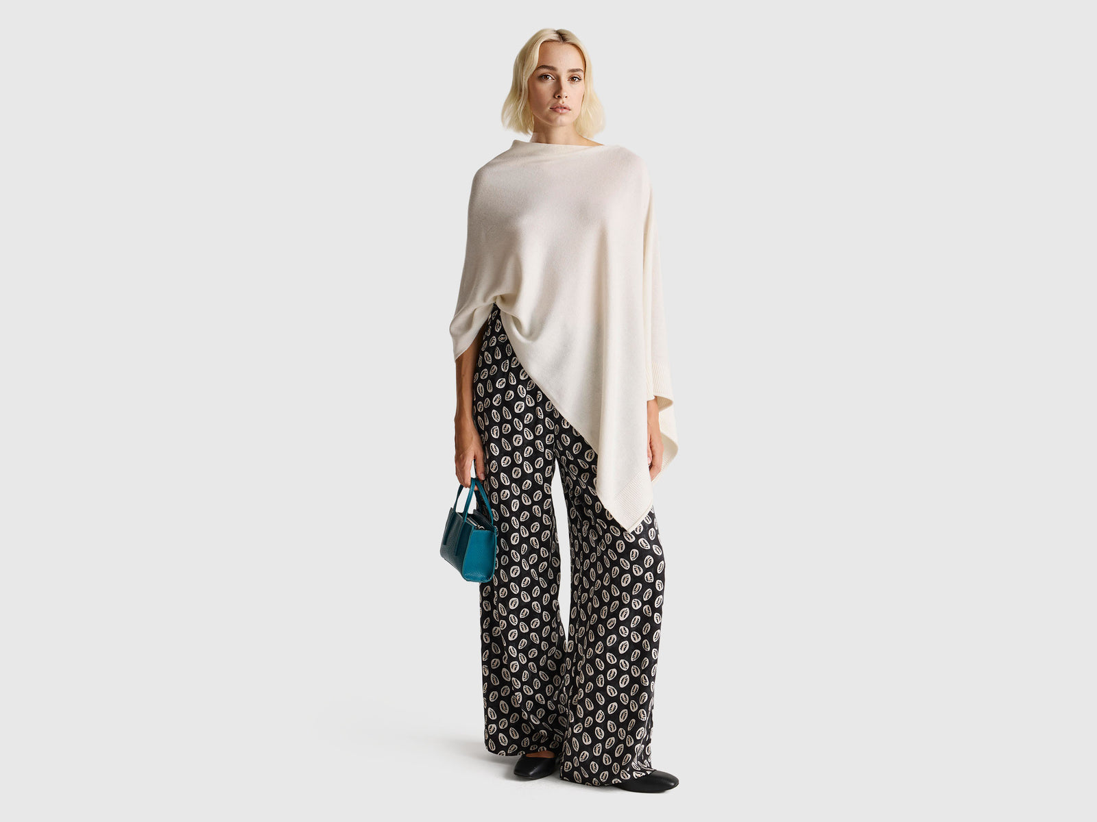 Wide flowy trousers with pattern print