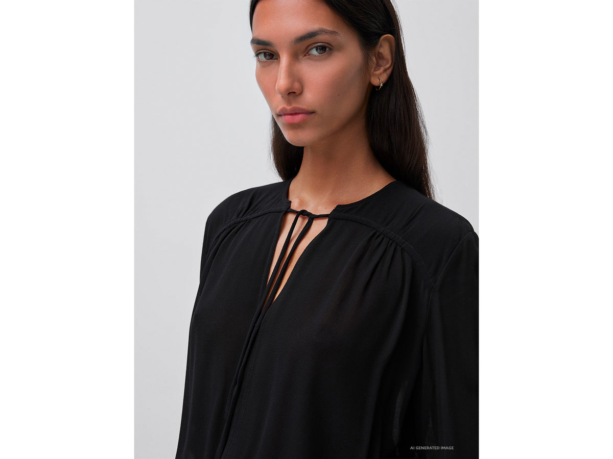 Flowing blouse with tie