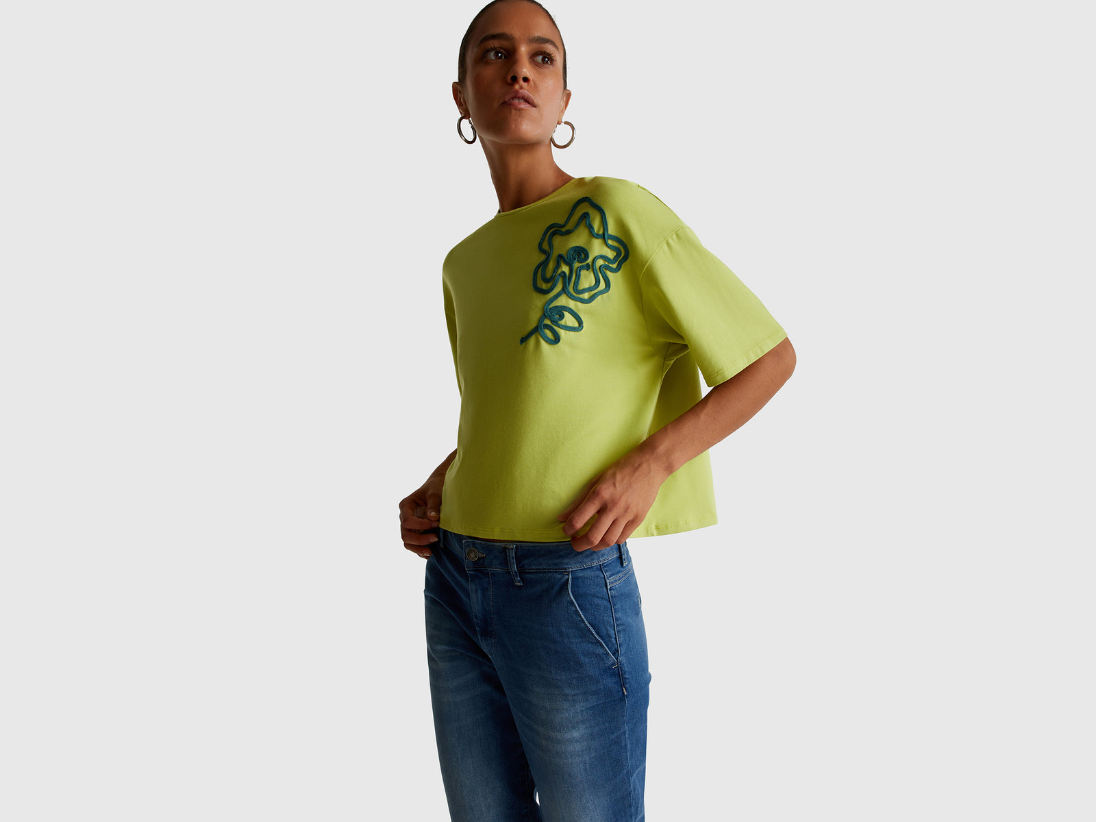 T-shirt boxy fit com aplicação - ucb_image_F