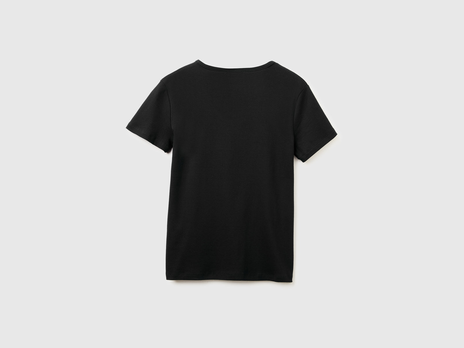 Slim fit t-shirt with V-neck - ucb_image_BS