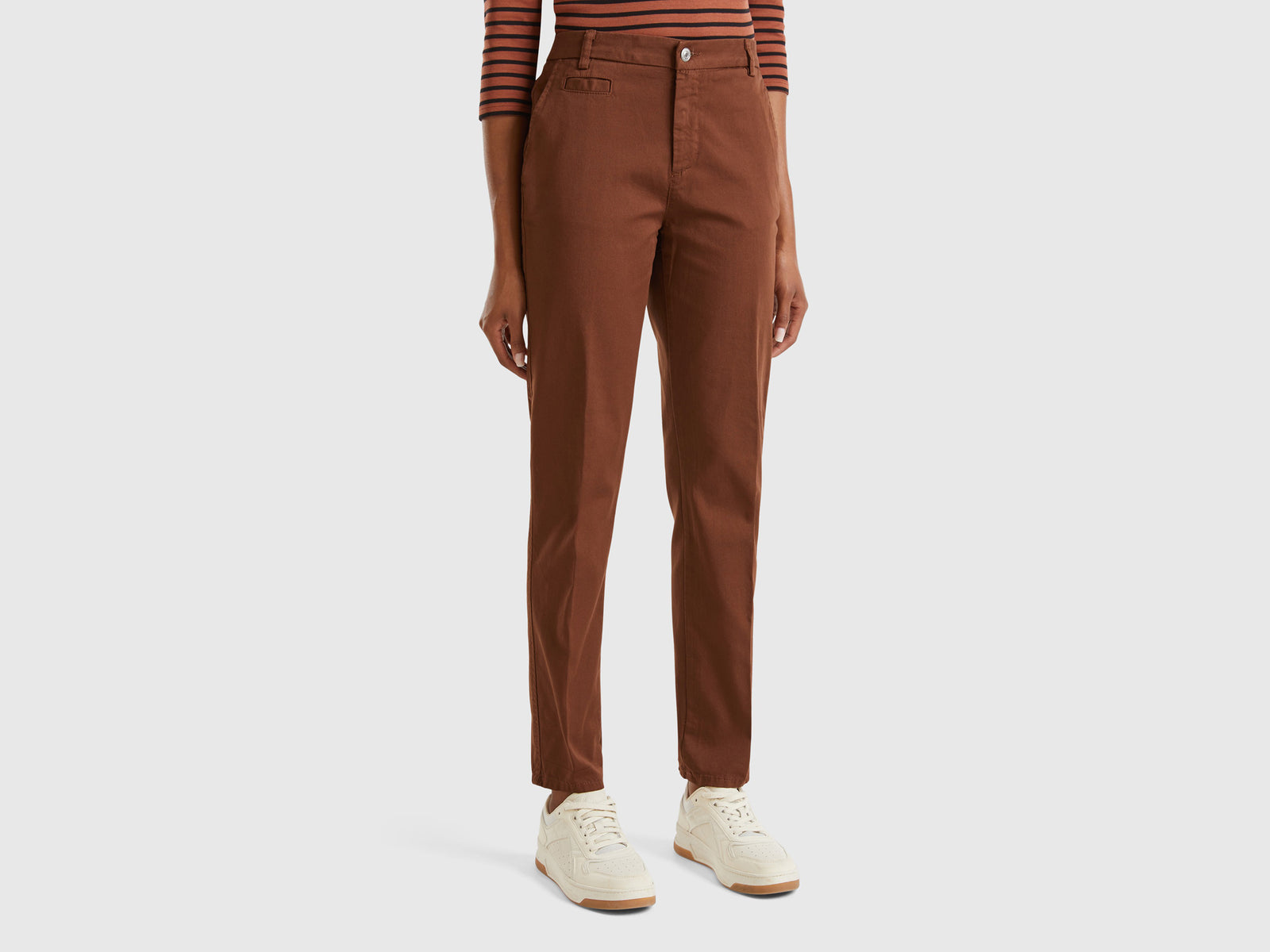 Chinos slim fit em algodão marrom escuro - ucb_image_F
