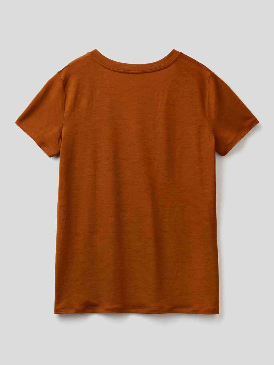 T-shirt con scollo a V image number 2