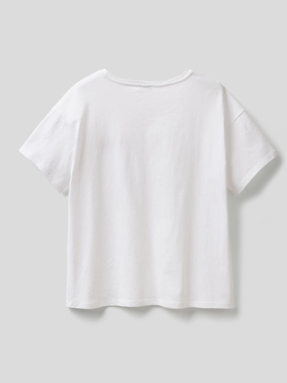 T-shirt con fiori ricamati image number 2