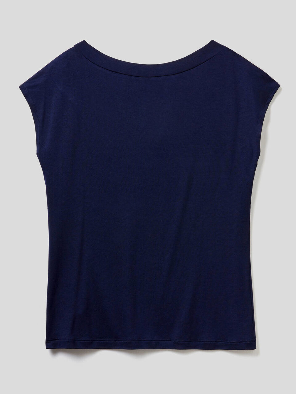 T-shirt fluida con scollo a V image number 2