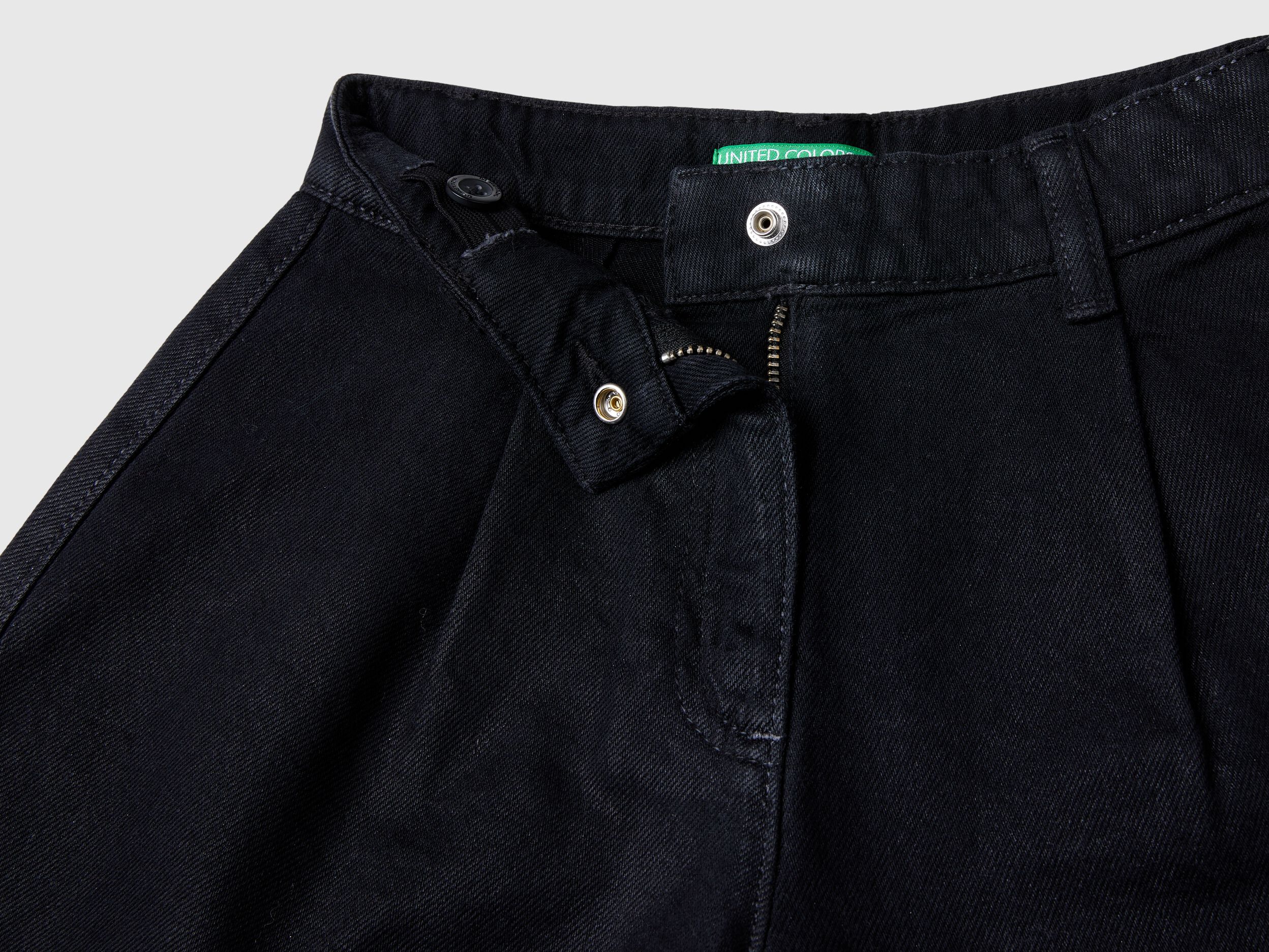 Shorts in jeans spalmato Nero Benetton