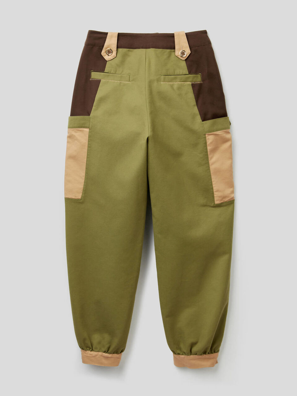 Pantaloni cropped con maxi tasche image number 2