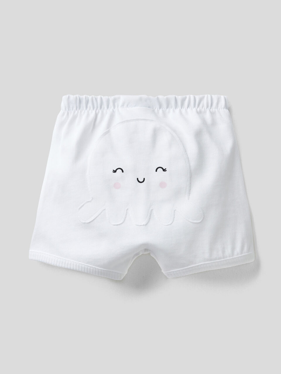 Shorts con patch sul retro image number 2