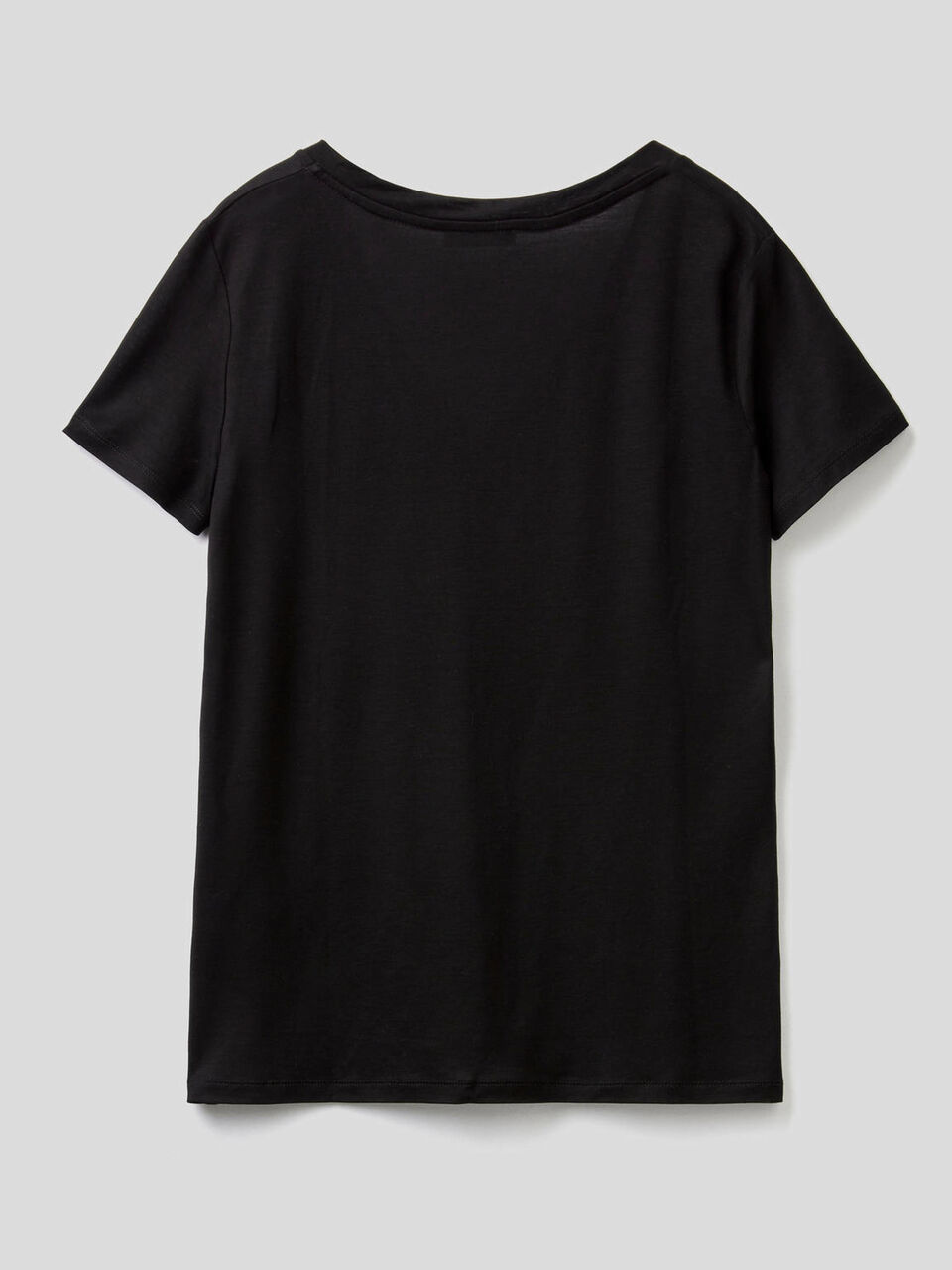 T-shirt con scollo a V image number 2