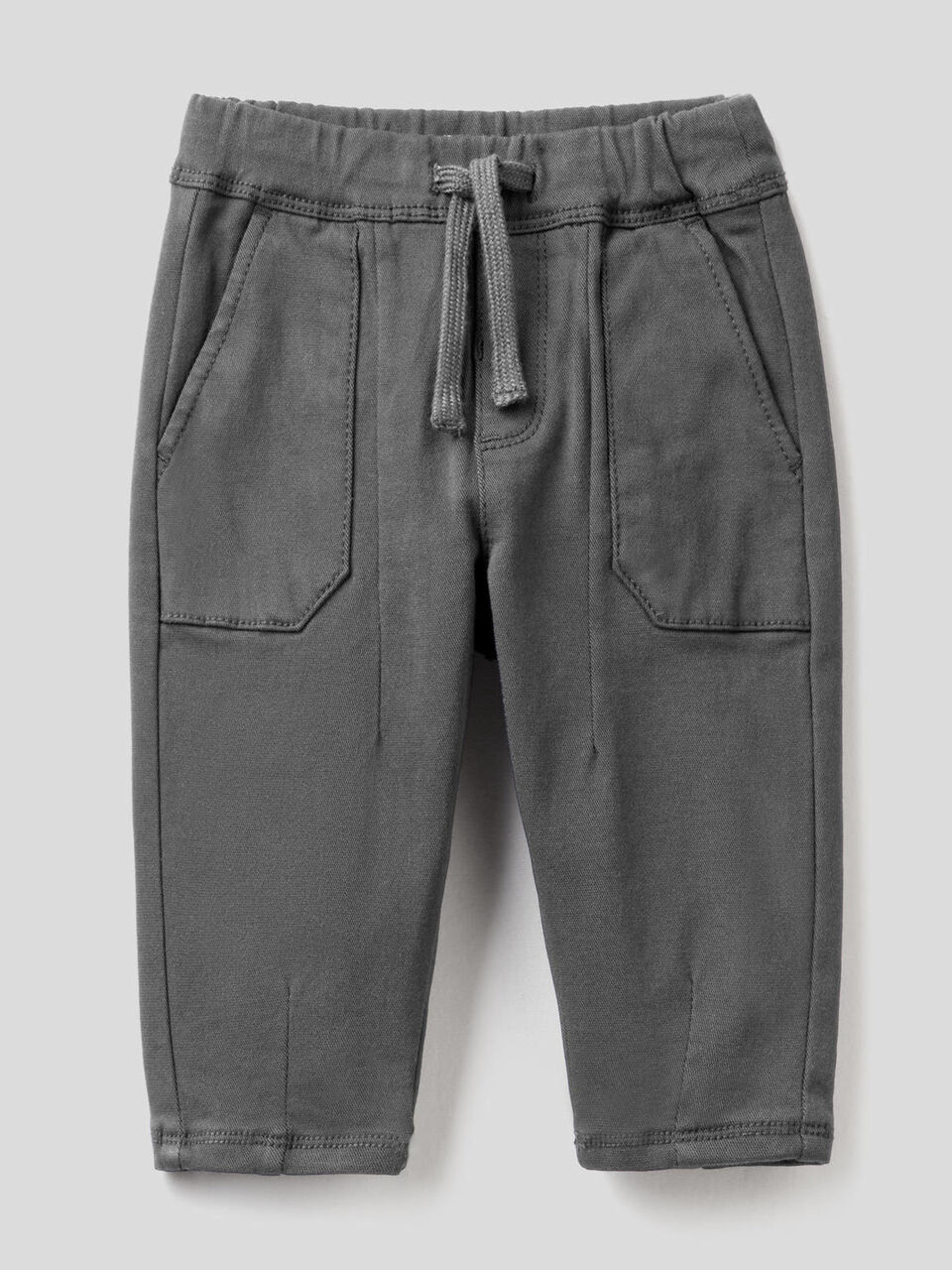 Pantaloni con coulisse e maxi tasche image number 1