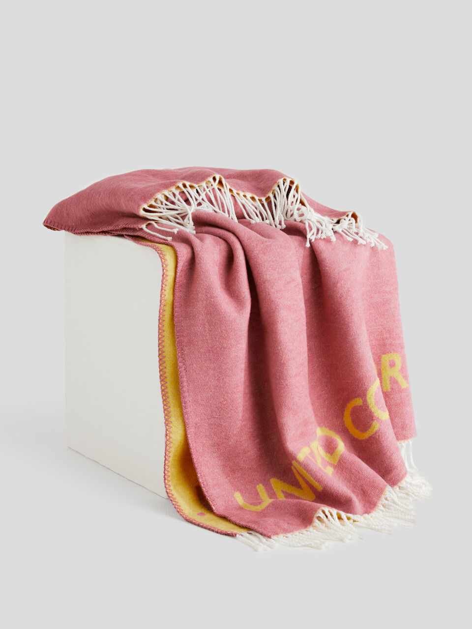 Coperta sfrangiata con logo image number 2