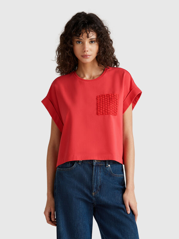 T-shirt con taschino macramè Donna