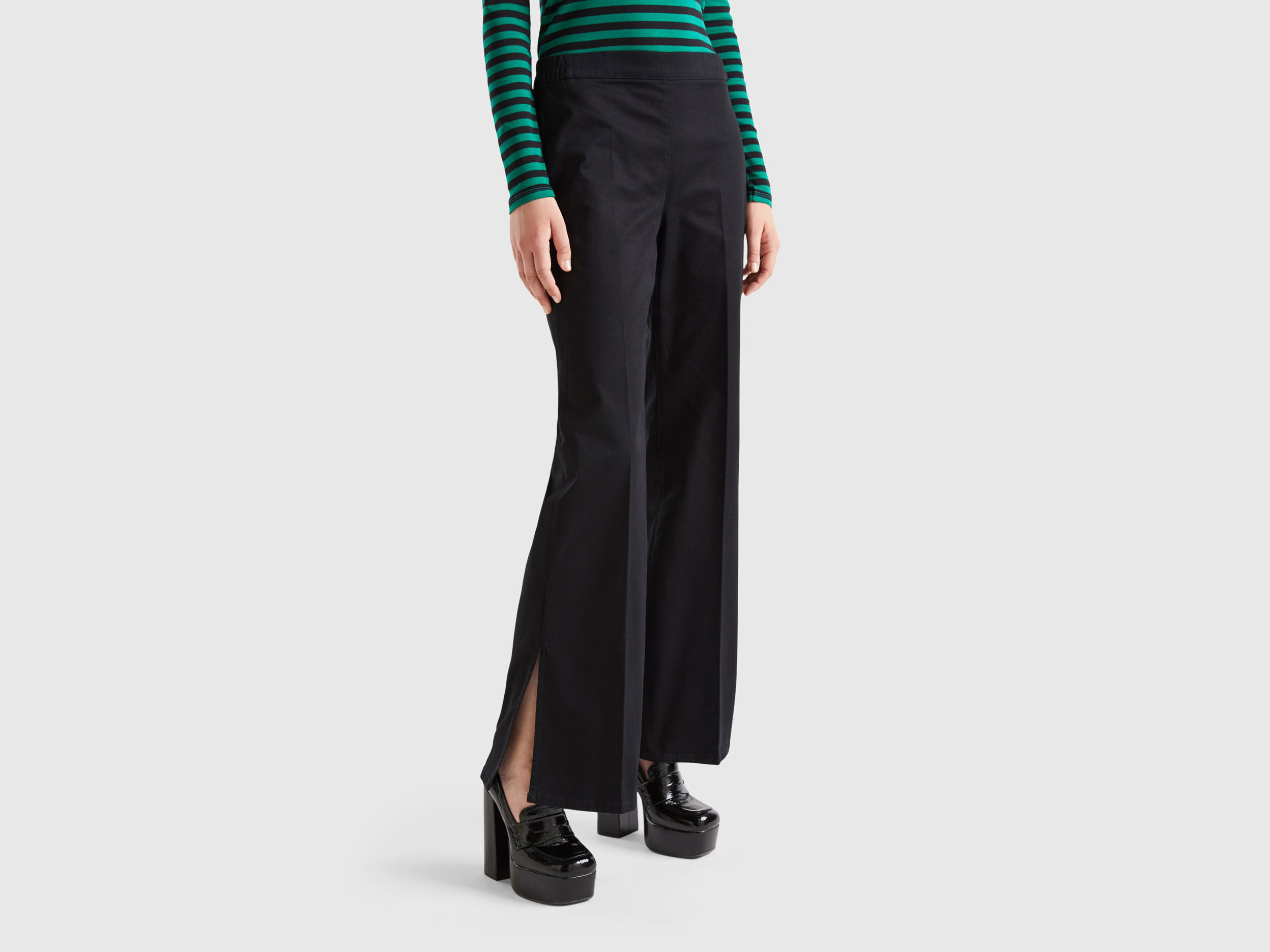 Pantaloni a zampa con spacchi Nero Donna Benetton