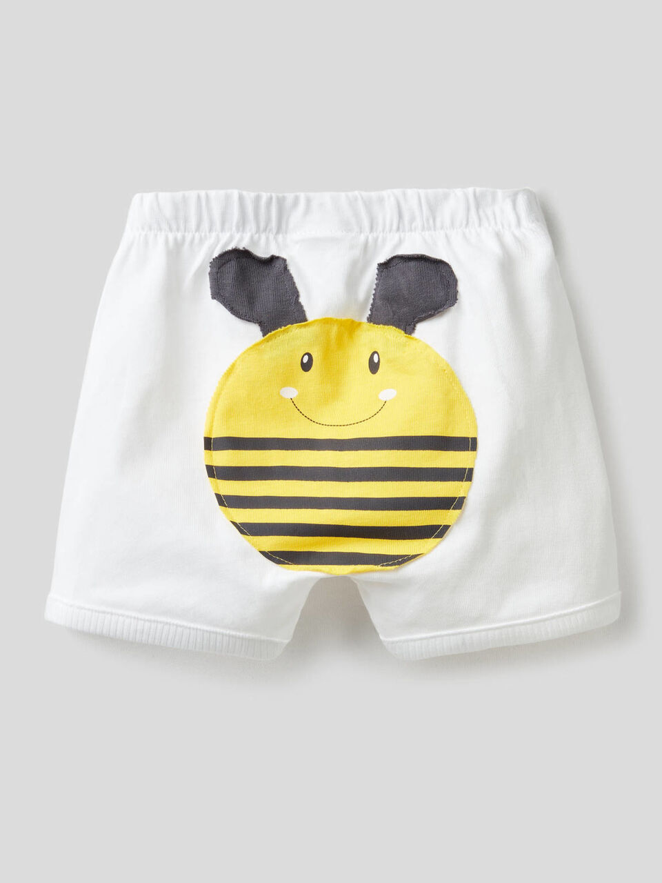Shorts con maxi patch sul retro image number 2