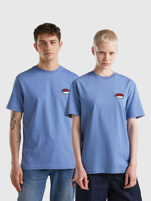 T-shirt celeste con patch