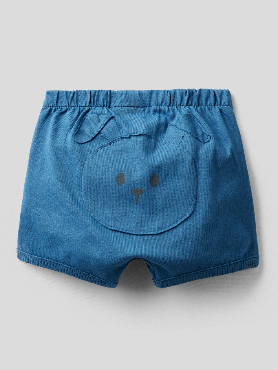 Shorts con patch sul retro image number 2
