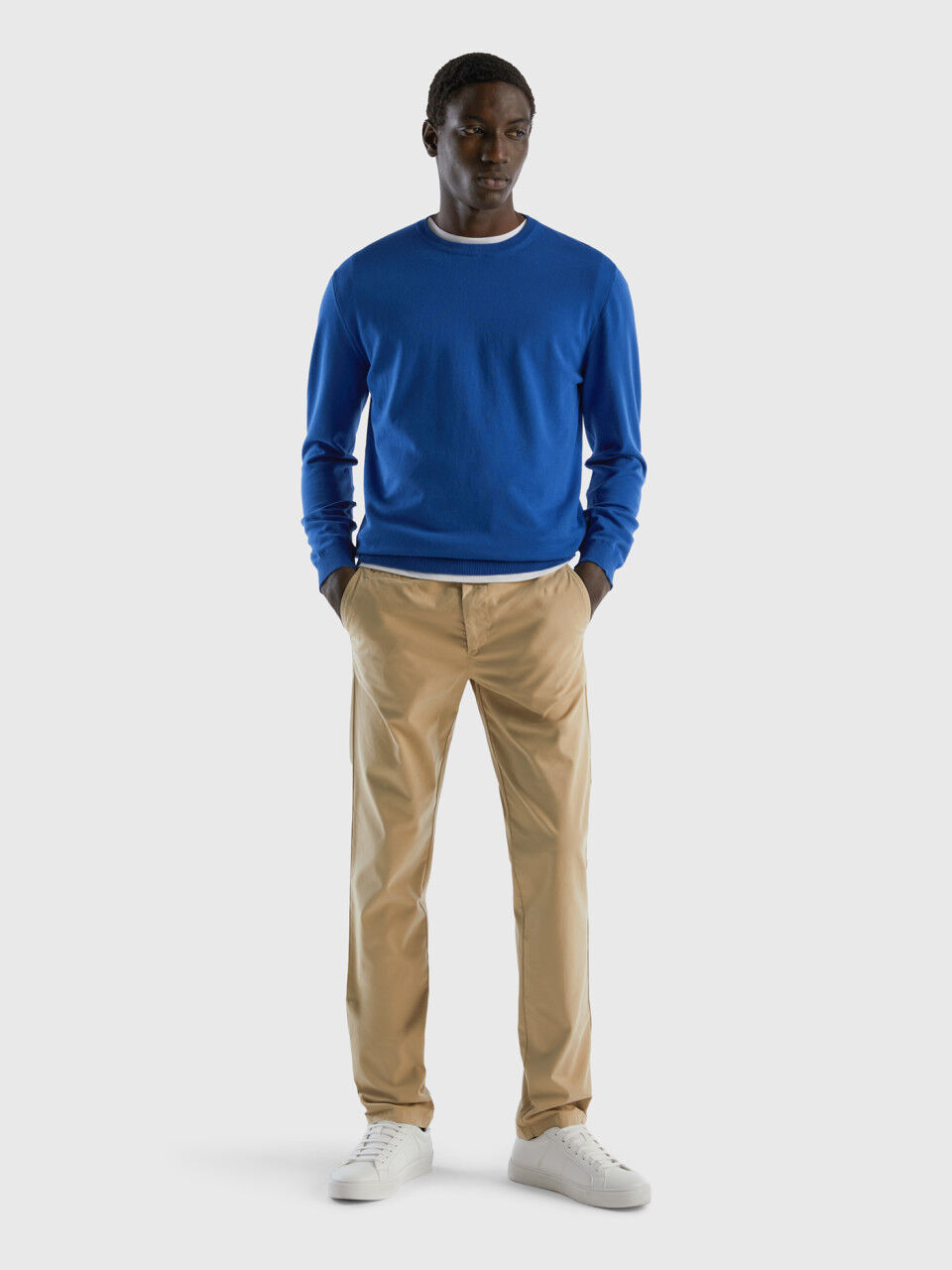 Pantaloni modello chino significato store