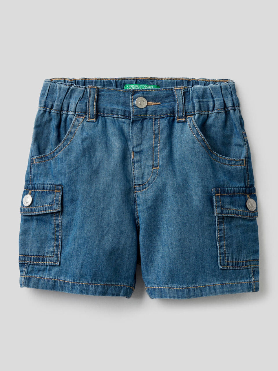 Bermuda cargo in jeans leggero image number 1
