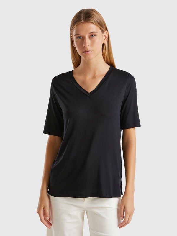 T-shirt scollo a V in viscosa stretch Donna