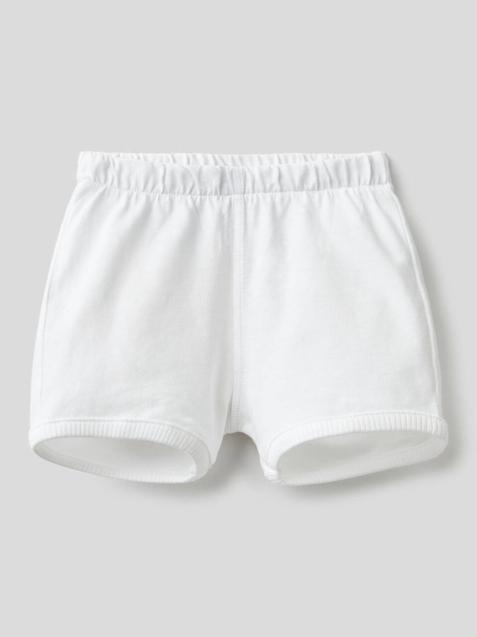 Shorts con maxi patch sul retro image number 1