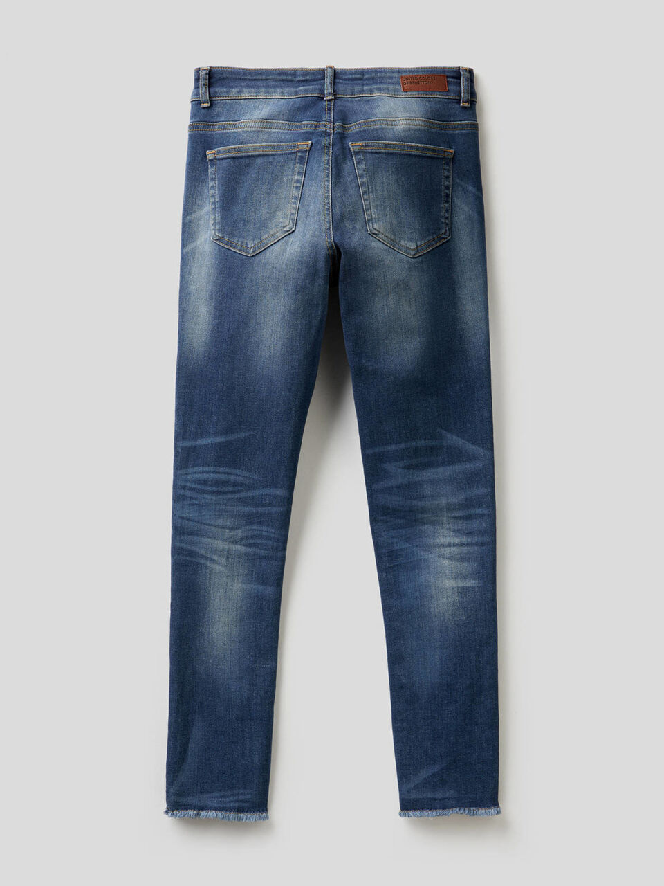 Jeans con fondo sfrangiato image number 2