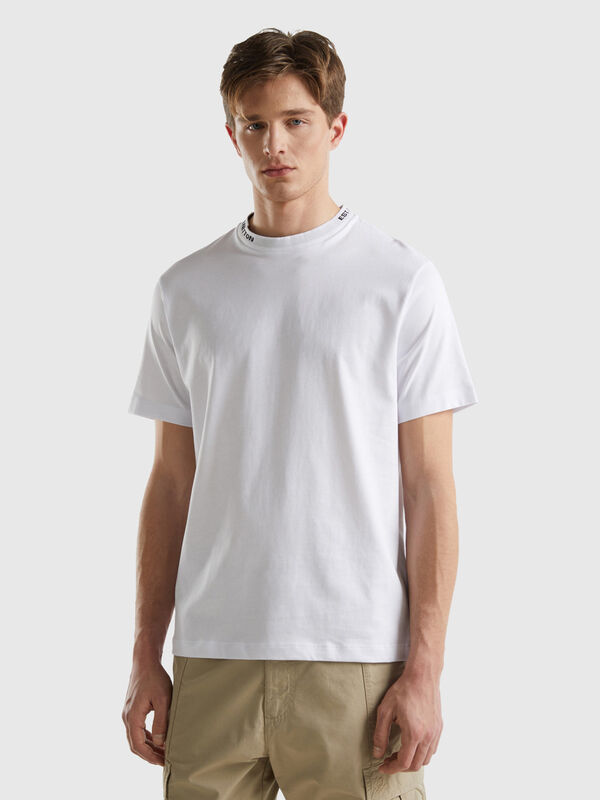 T-shirt bianca con ricamo sul collo Uomo