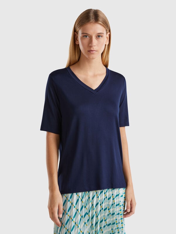 T-shirt scollo a V in viscosa stretch Donna