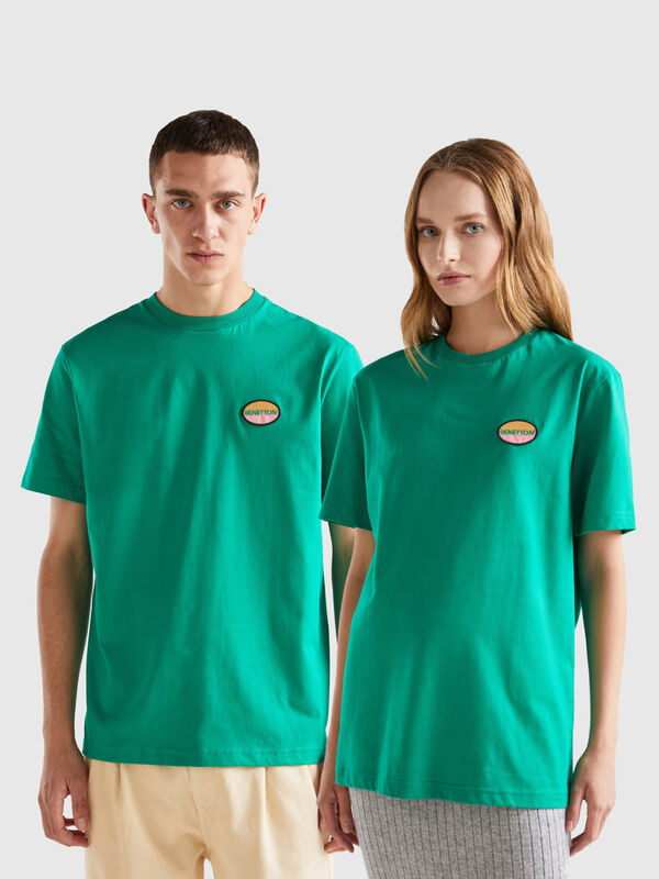 T-shirt verde con patch