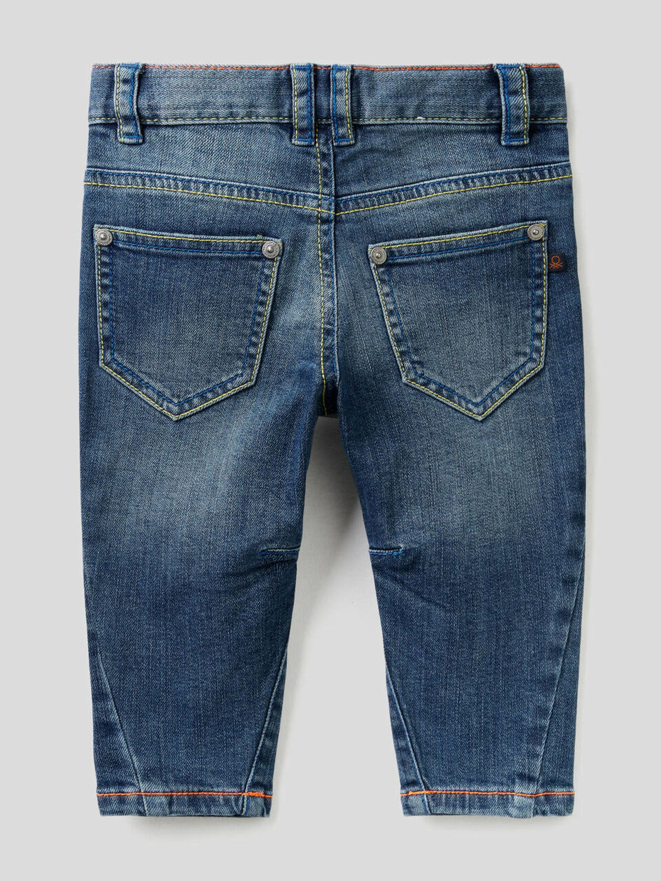 Jeans carrot fit con cuciture fluo image number 2