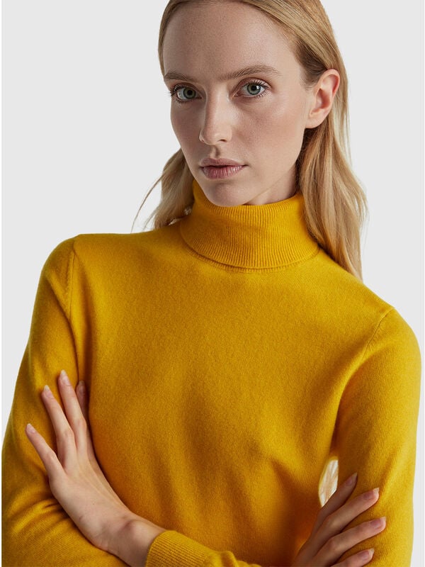 Maglione dolcevita giallo ocra in pura lana Merino Donna