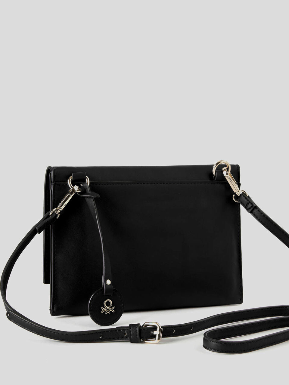 Borsa a tracolla con charm logato image number 2
