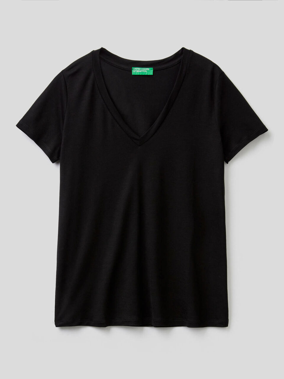 T-shirt con scollo a V image number 1