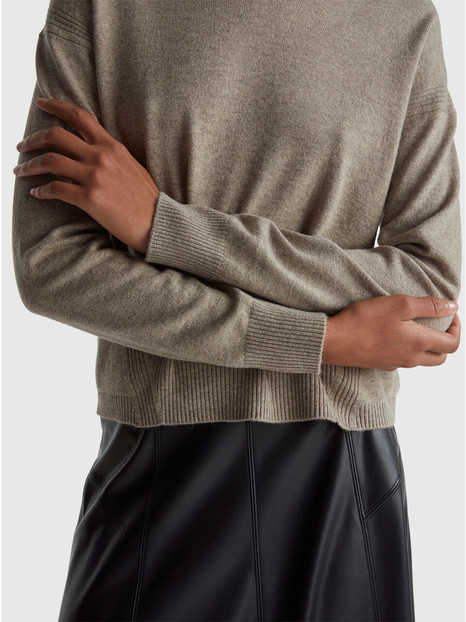 MAGLIA SCOLLO V M/L Donna image number null