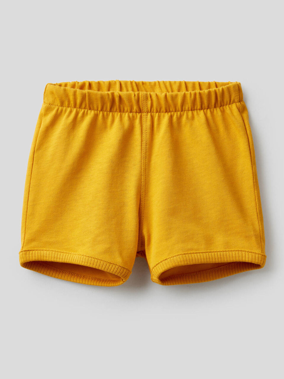 Shorts con maxi patch sul retro image number 1