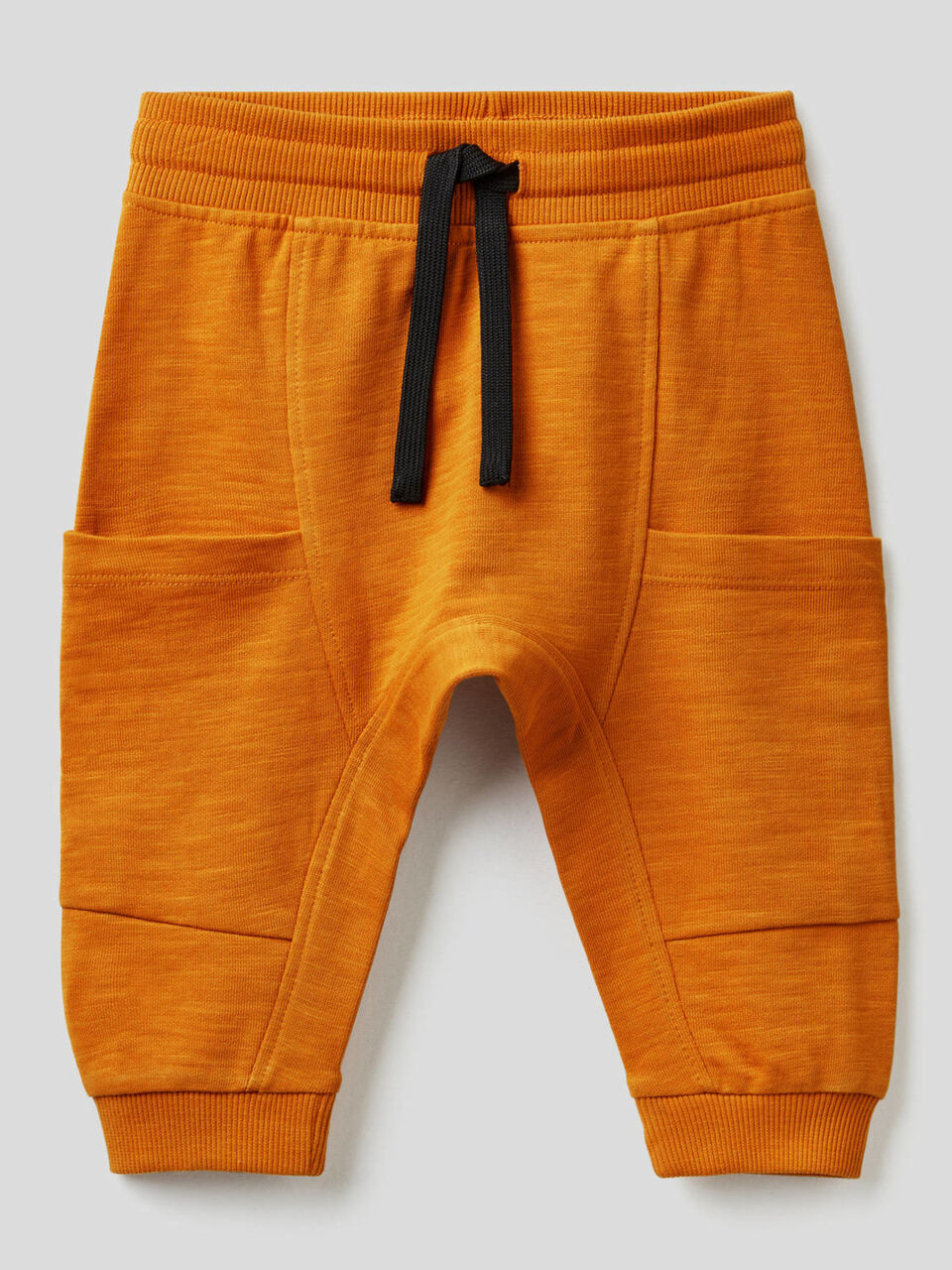 Pantaloni in felpa con maxi tasche image number 1