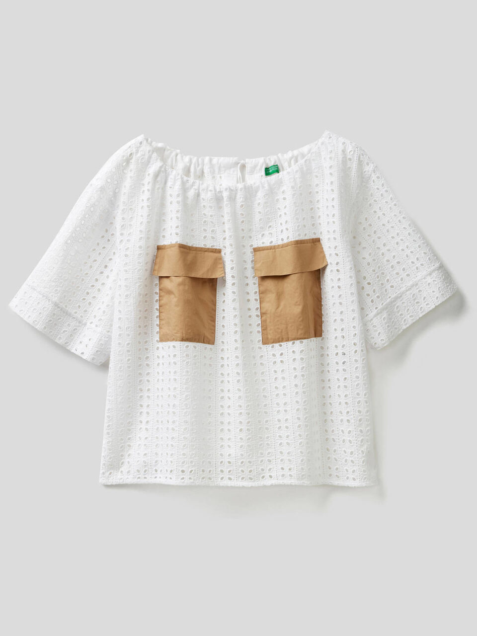 Blusa traforata con tasche image number 1