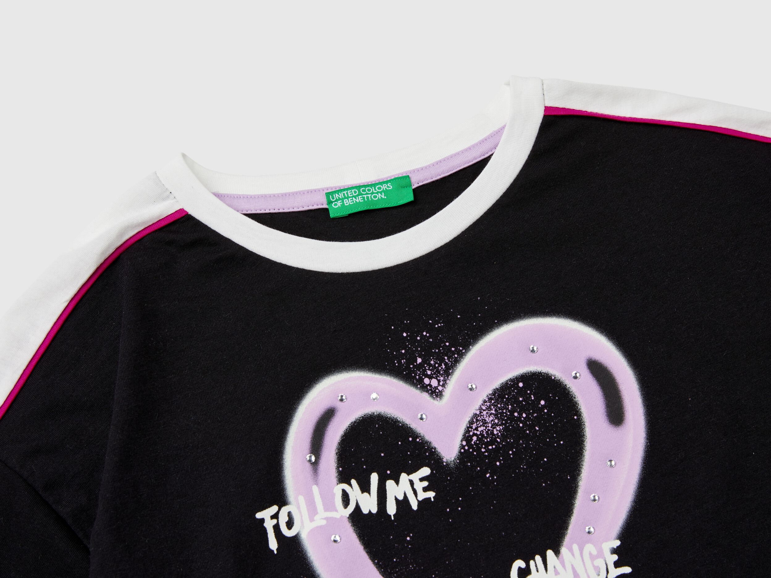 T shirt con stampa graffiti e strass Nero Benetton