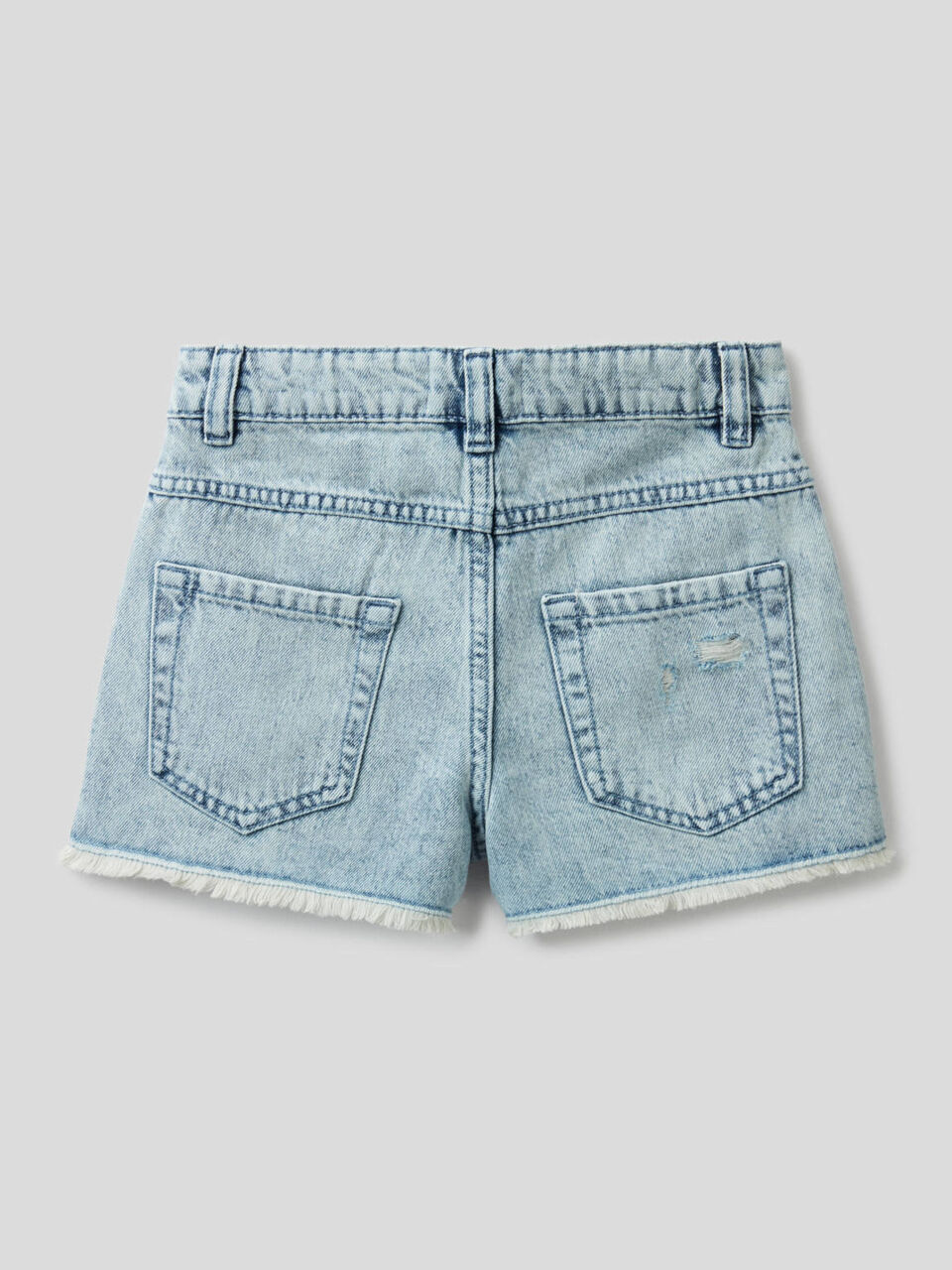 Shorts in jeans con aspetto vissuto image number 2