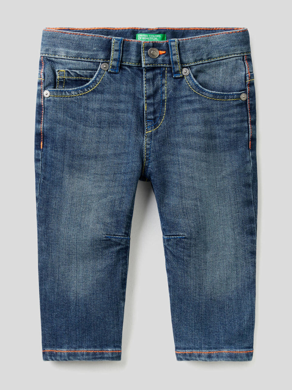 Jeans carrot fit con cuciture fluo image number 1