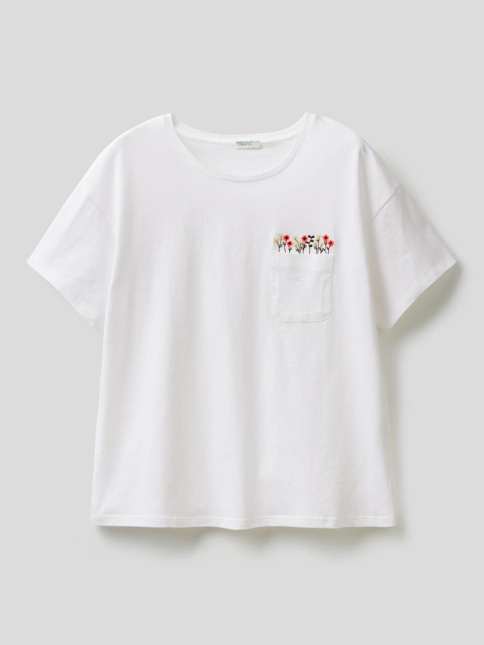 T-shirt con fiori ricamati image number 1