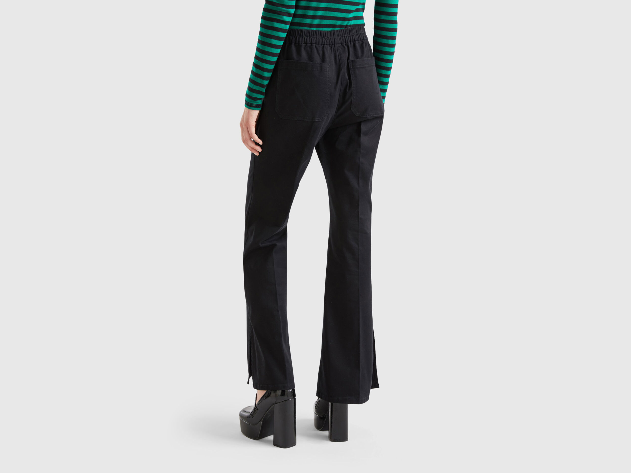 Pantaloni a zampa con spacchi Nero Donna Benetton