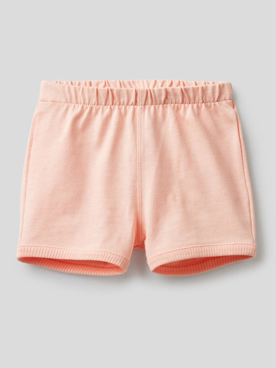Shorts con maxi patch sul retro image number 1