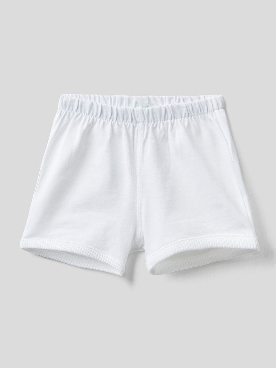 Shorts con patch sul retro image number 1