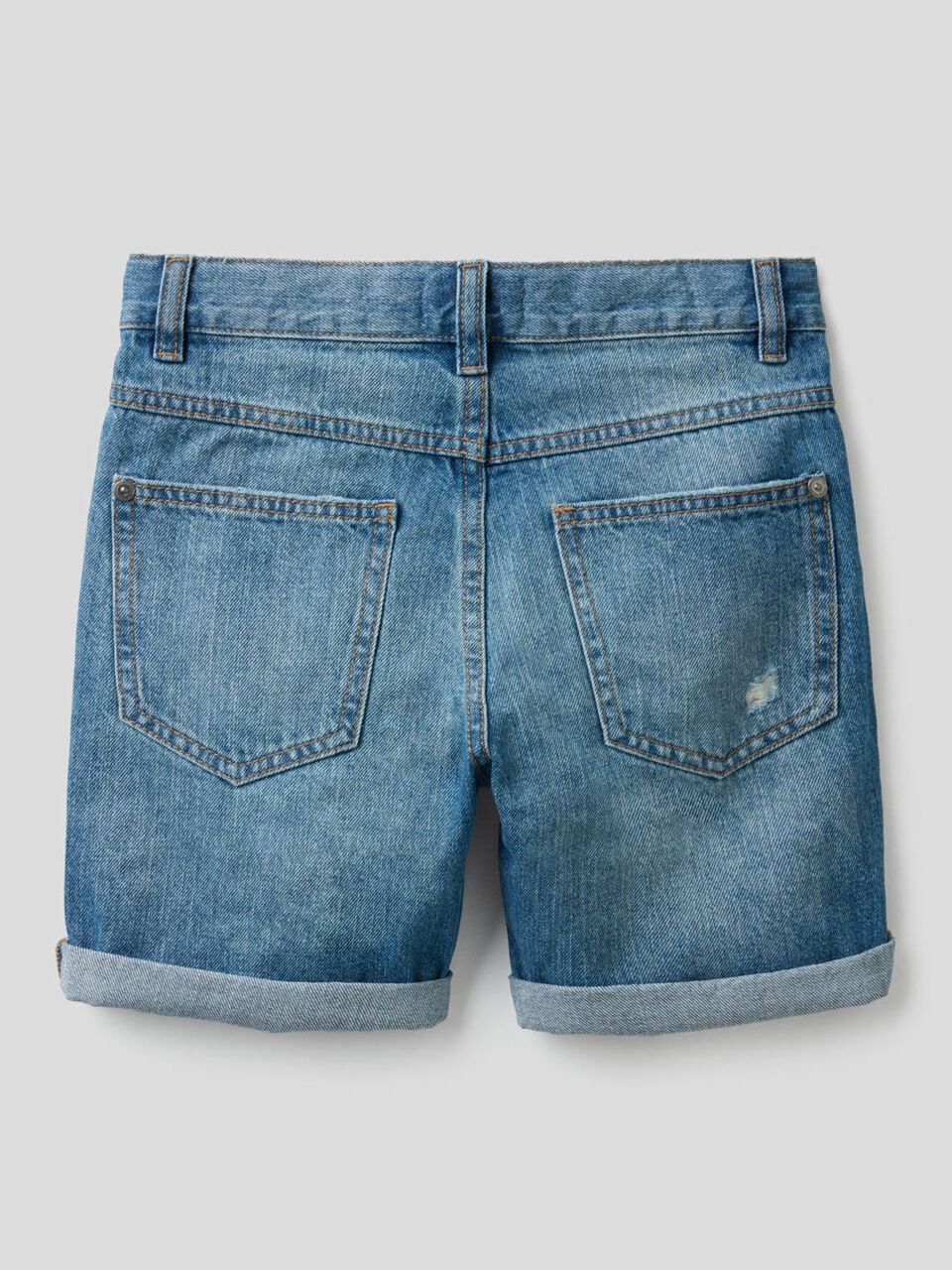 Bermuda in jeans con aspetto vissuto image number 2