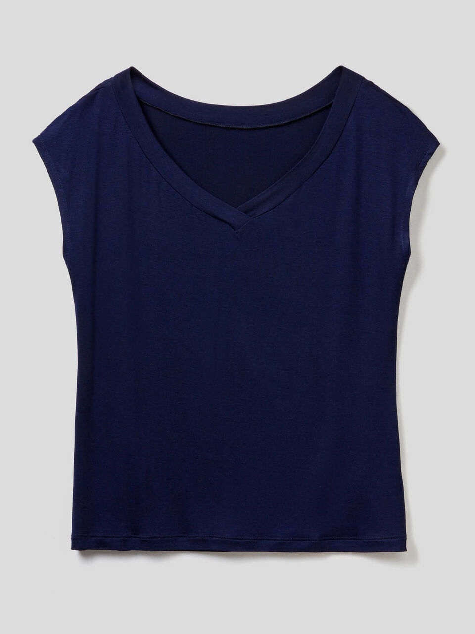 T-shirt fluida con scollo a V image number 1