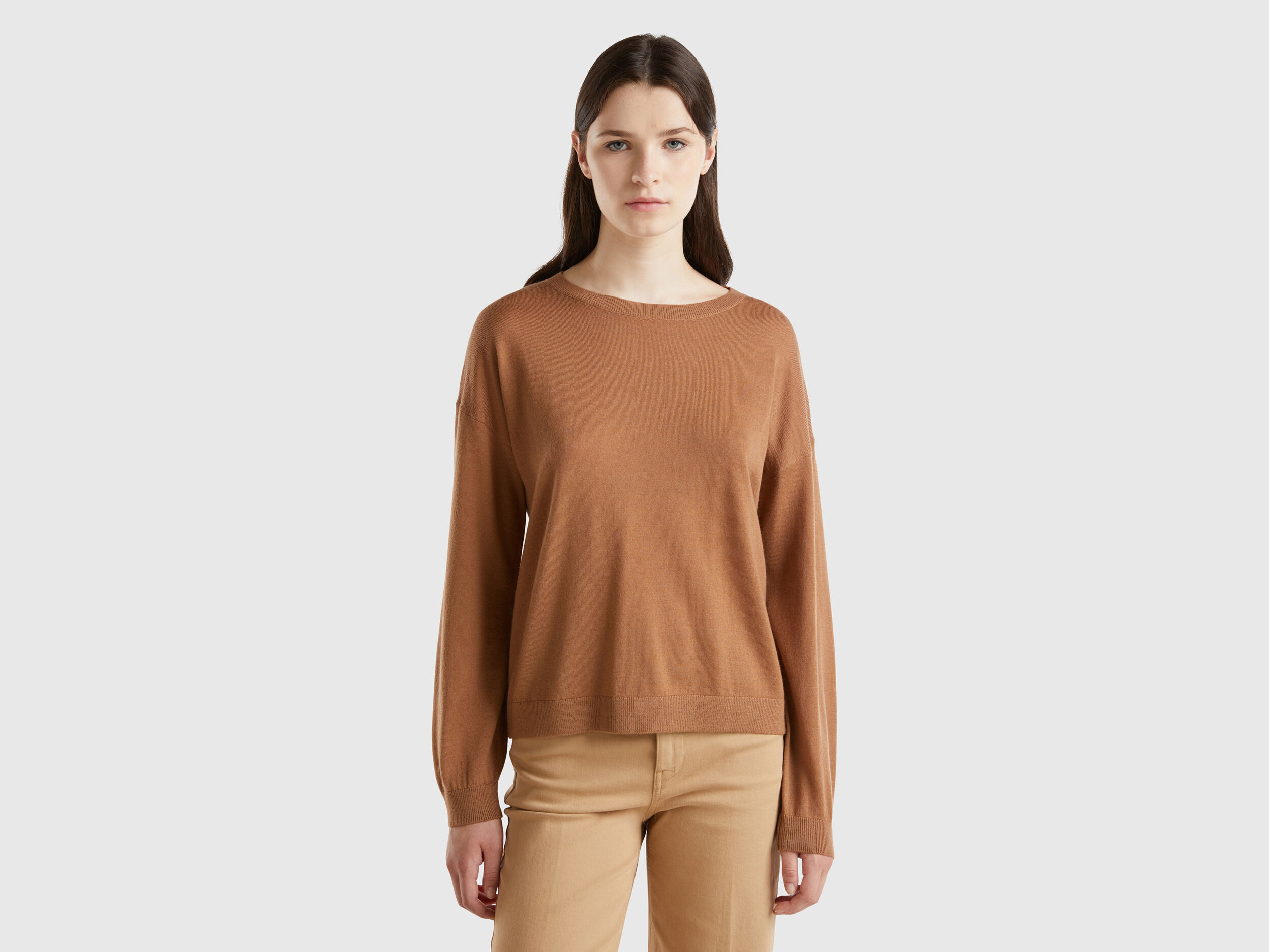 Maglia con scollo a barchetta in pura lana Merino Cammello Benetton